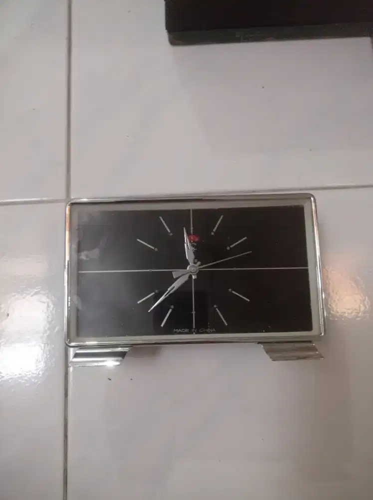 Jam meja antik normal
