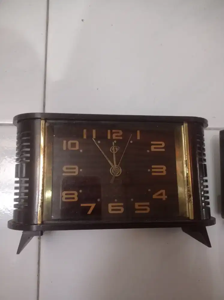 Jam meja vintage notmal