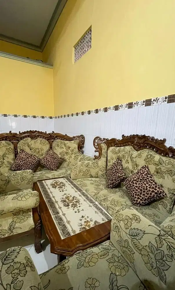 Set Meja Kursi Bantal
