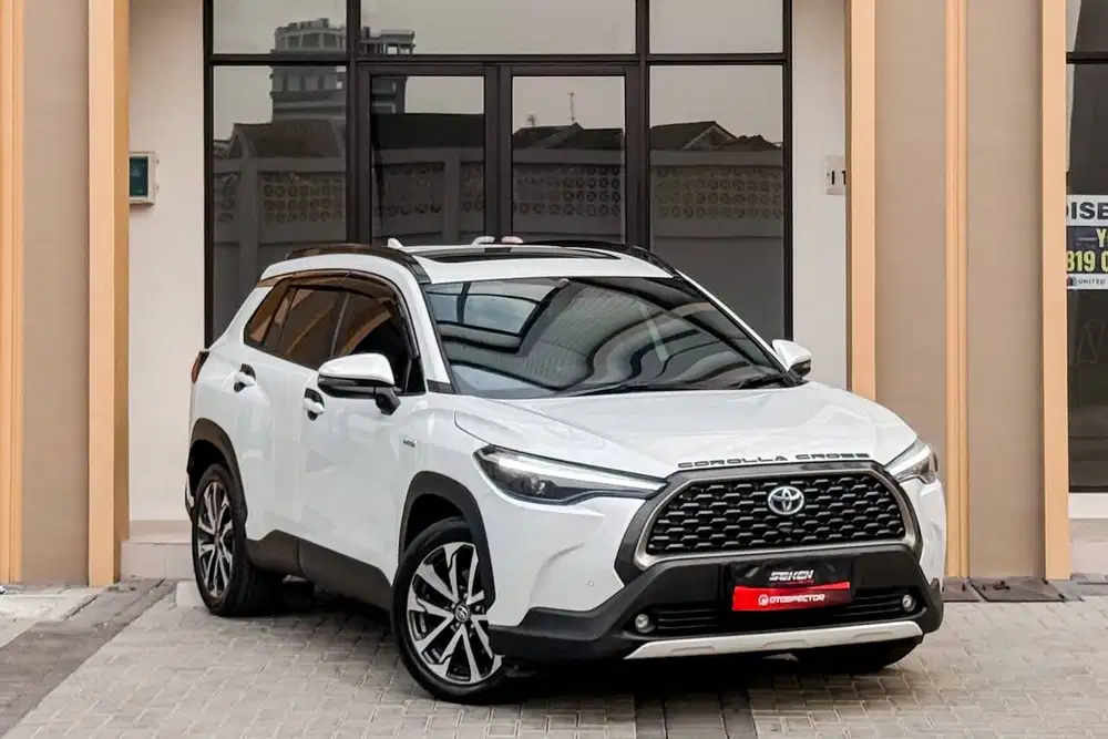 Toyota Corolla Cross 1.8 Hybrid Sunroof AT Matic 2023 Putih Metalik.