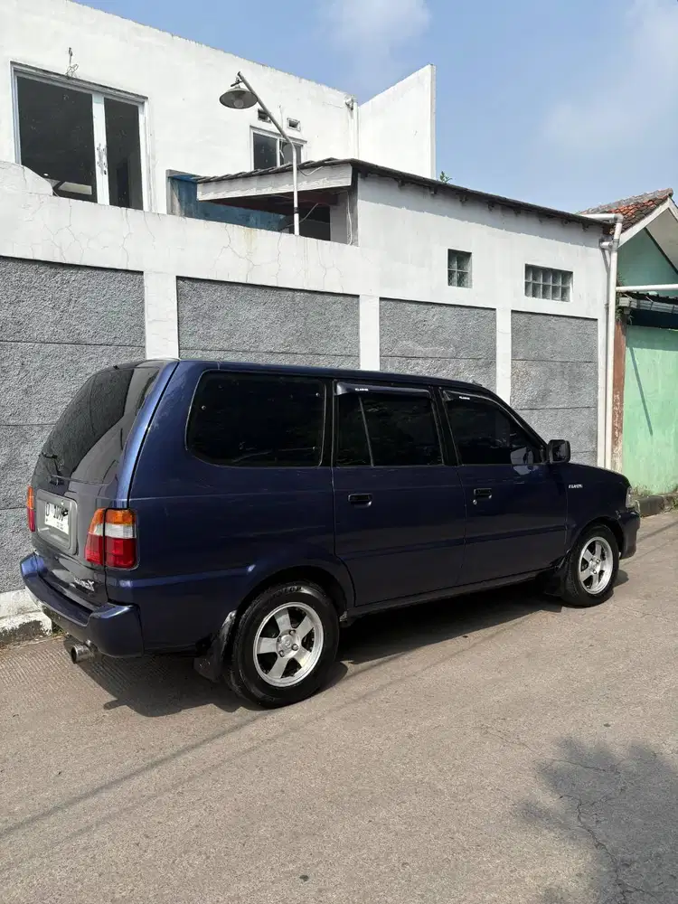 Toyota Kijang LGX 1.8 EFI Bensin MT 2000