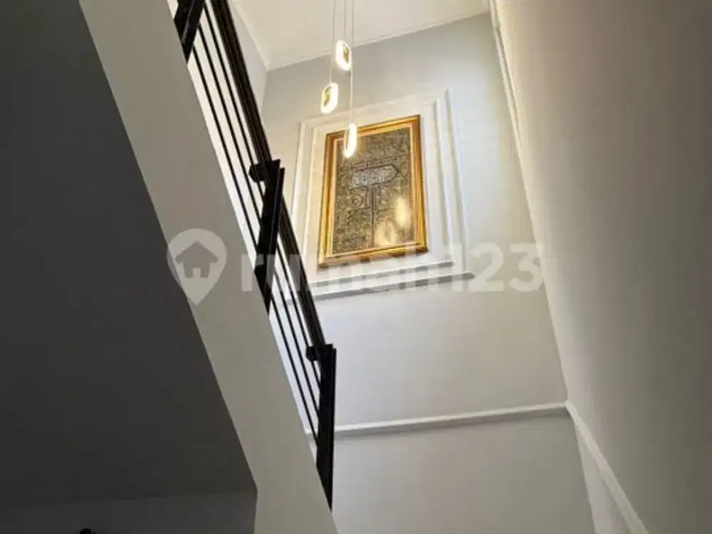 Rumah Cantik 3 Lantai Semi Furnish SHM di Delatinos BSD City