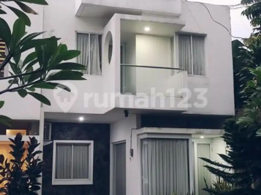 Dijual Rumah Exclusive Town House SHM di Jl. Arya Putra Ciputat Tangerang