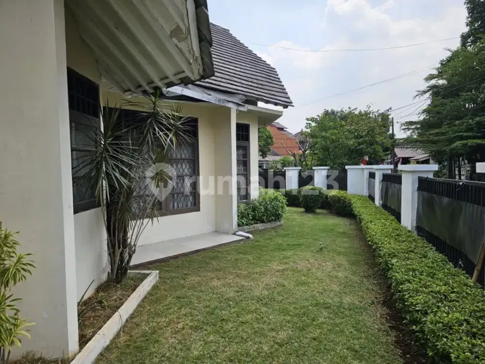 Rumah Bagus dengan Tanah Luas Siap Huni di Pamulang Estate