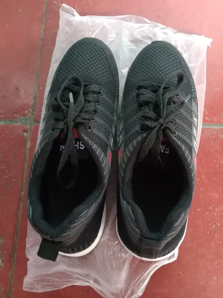 Di Jual Sepatu Baru