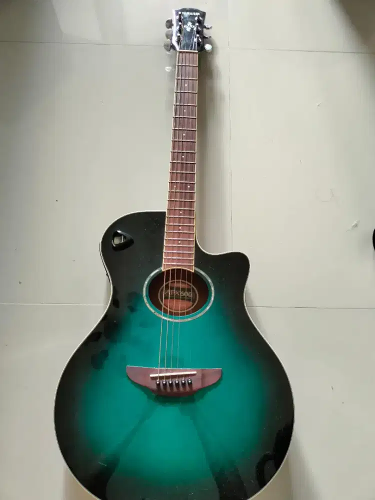 Gitar akustik Yamaha APX-600