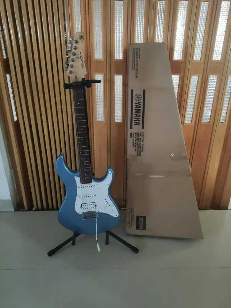 Gitar Yamaha Pacifica 112J