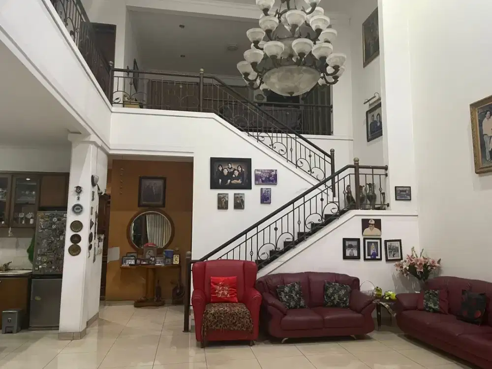 Rumah 2 LT Semi Furnish Siap Huni di Batununggal Indah