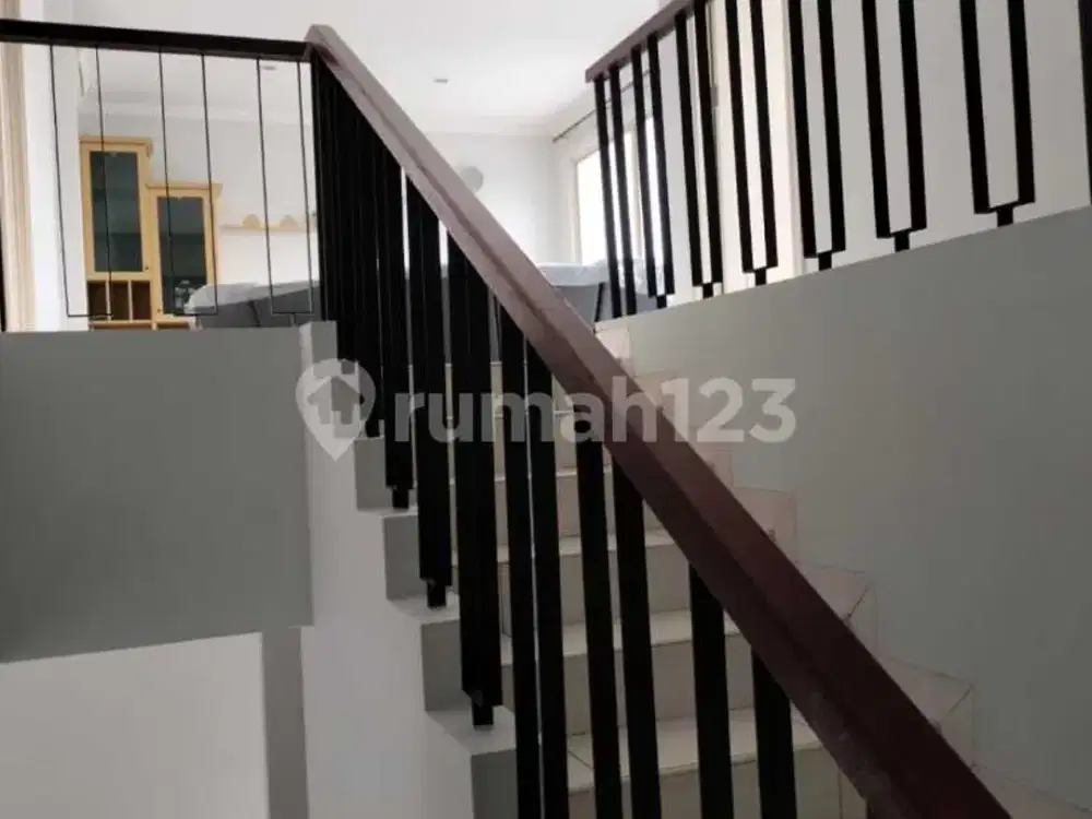 Disewakan Rumah 2 Lantai Siap Huni di Sutera Alba / Renata