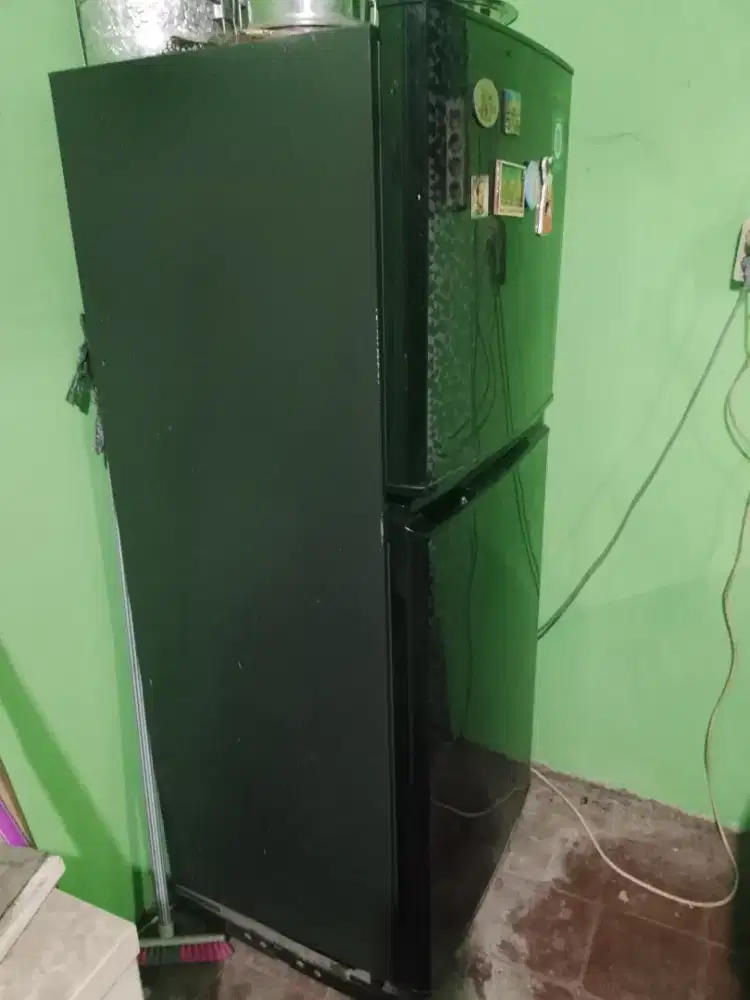Di jual kulkas sharp 2 pintu LIKE NEW