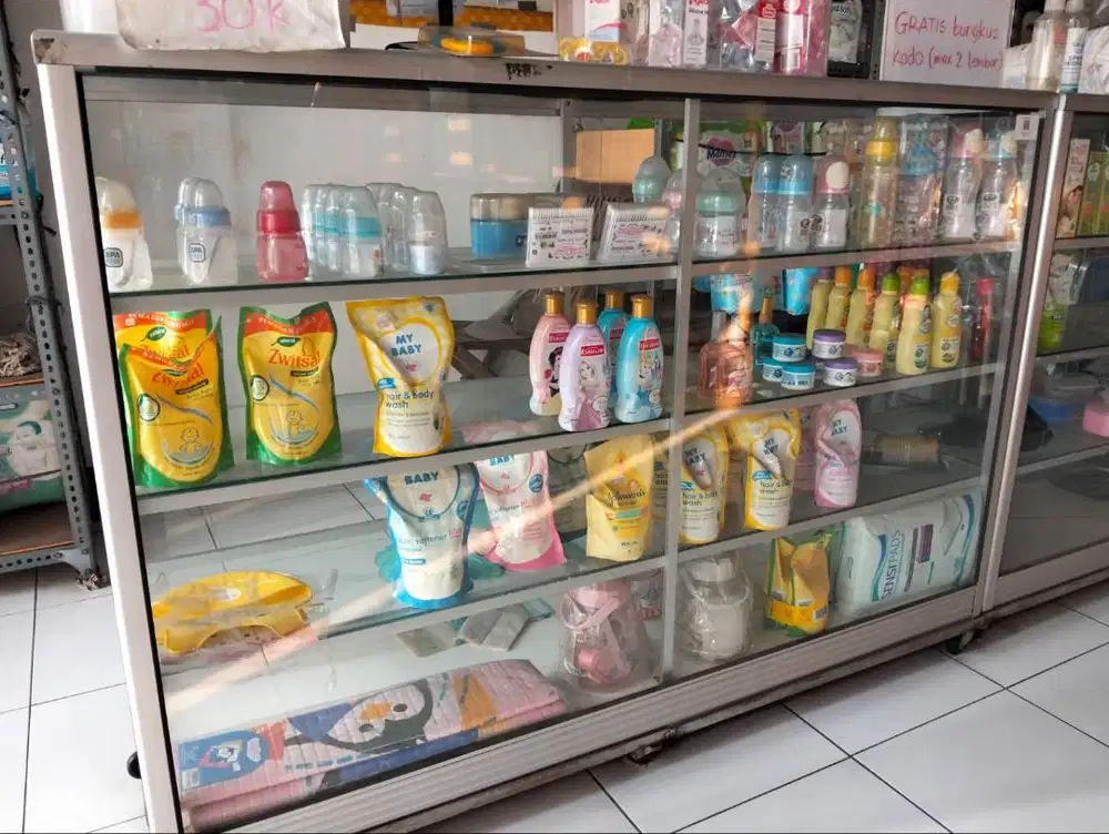 Etalase Kaca-Aluminium 150 x 100 x 40 cm - Roda - Cuci Gudang