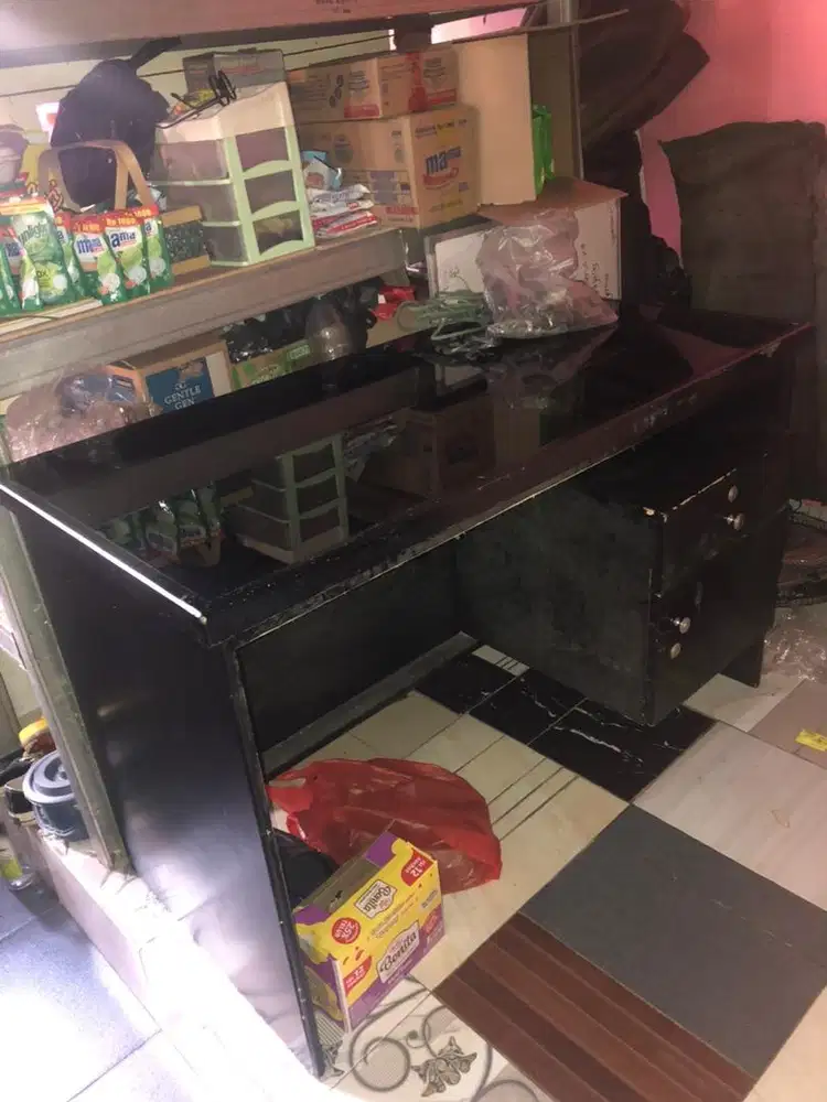 Meja kantor hitam kaca