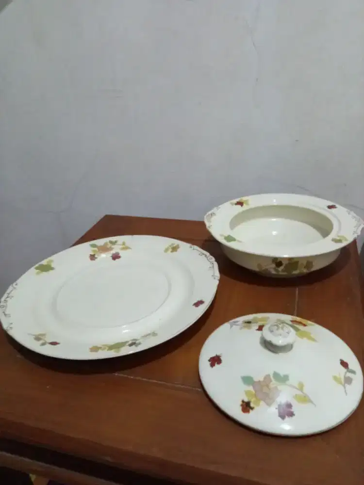 Mangkok keramik bertuliskan tahun pembuatan 10756