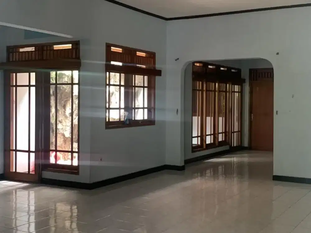 disewakan rumah area tanjung duren selatan Jakarta barat Row jalan 2 mobil, cocok utk kantor, mess, kost, cafe dll