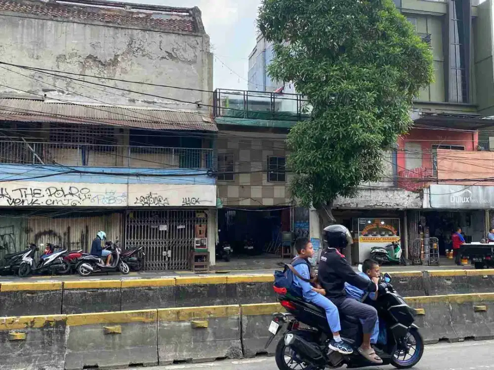 DIJUAL – Bangunan 3 Lantai Pinggir Jalan Utama Dekat Hub Transportasi