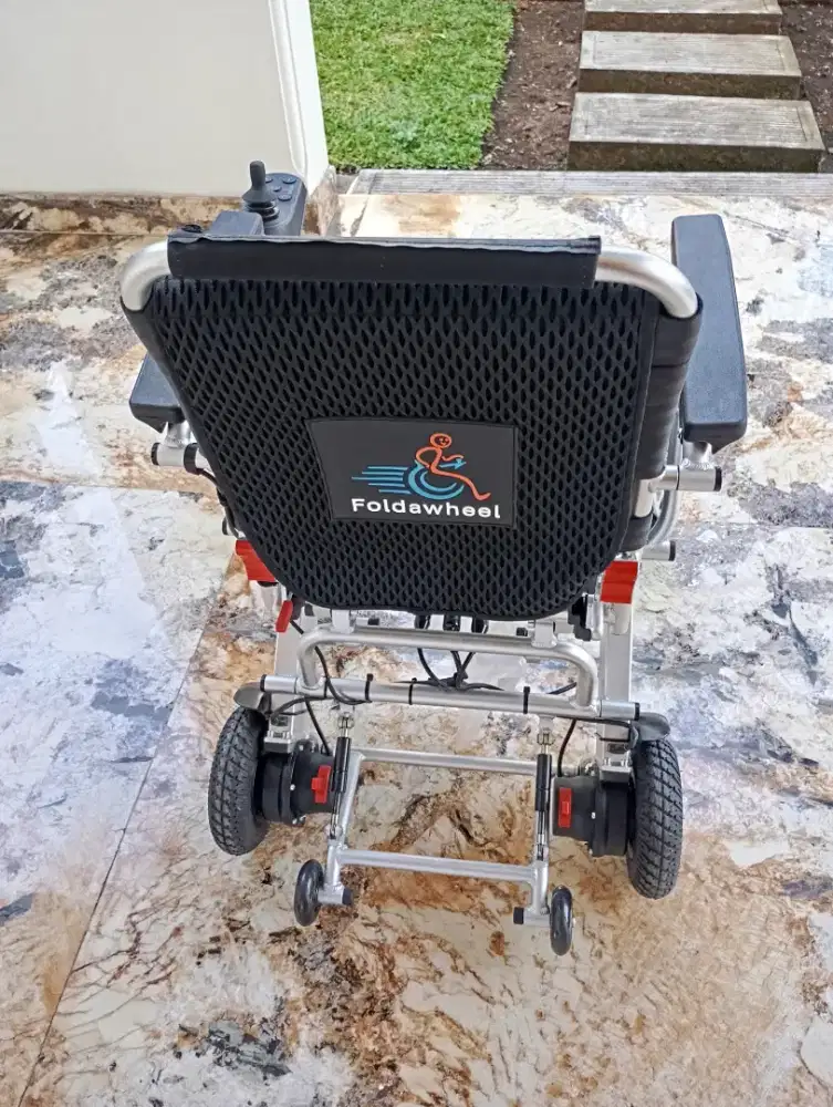 Kursi roda elektrik