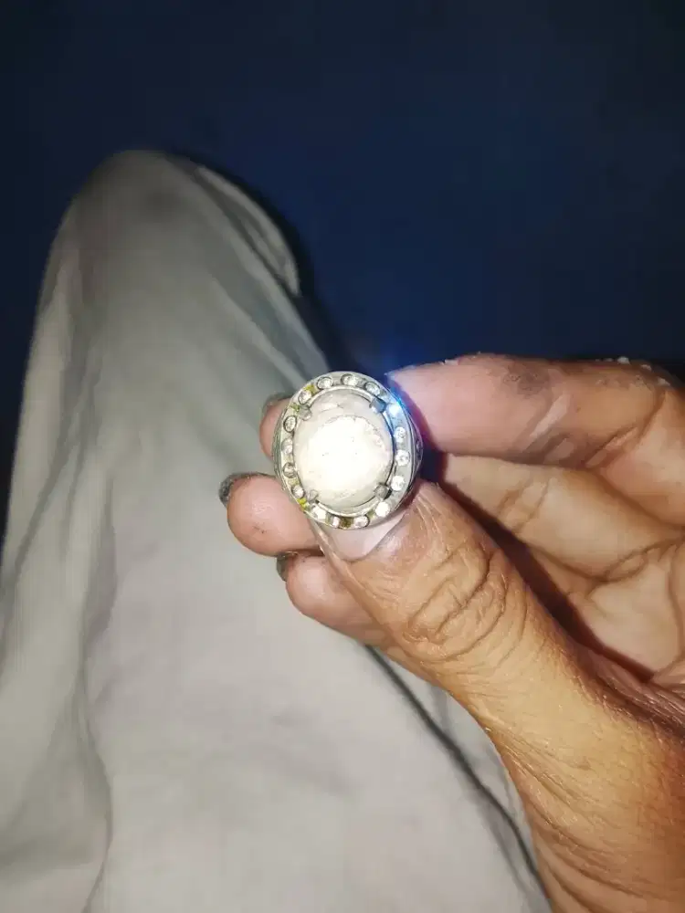 Batu Teratai putih susu
