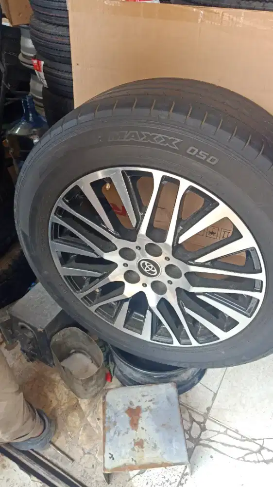 Alphard 18 x8in ET 40