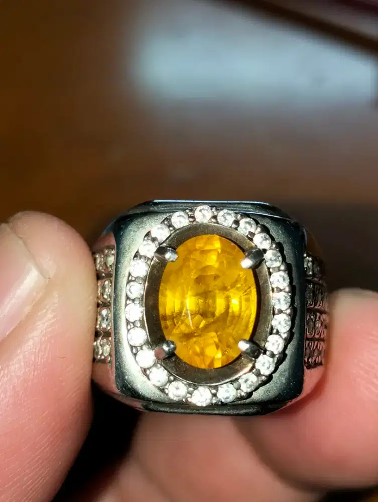Yellow Sapphire Safir 3.35 ct Top Color Top Luster CGL Lab