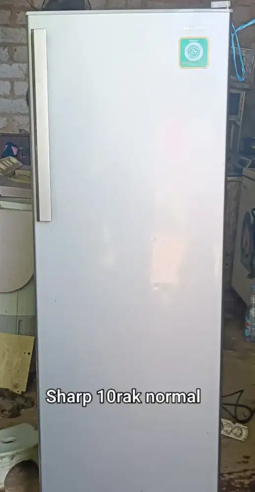 Plezeer es batu Sharp 10rak normal masih bisa beku.