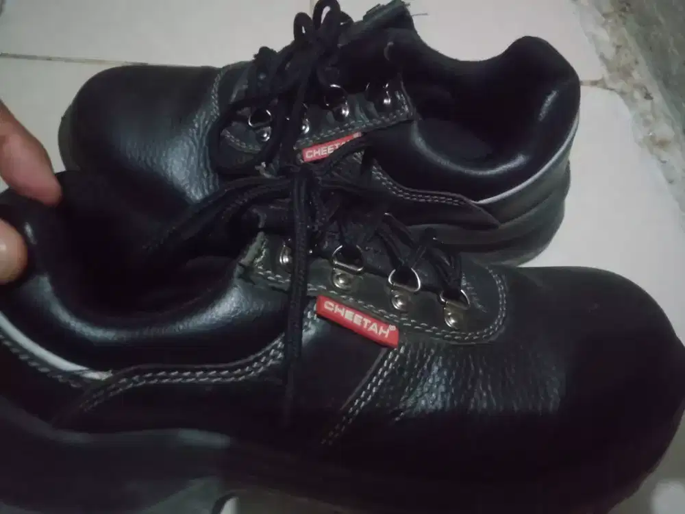 Sepatu safety merk cheetah