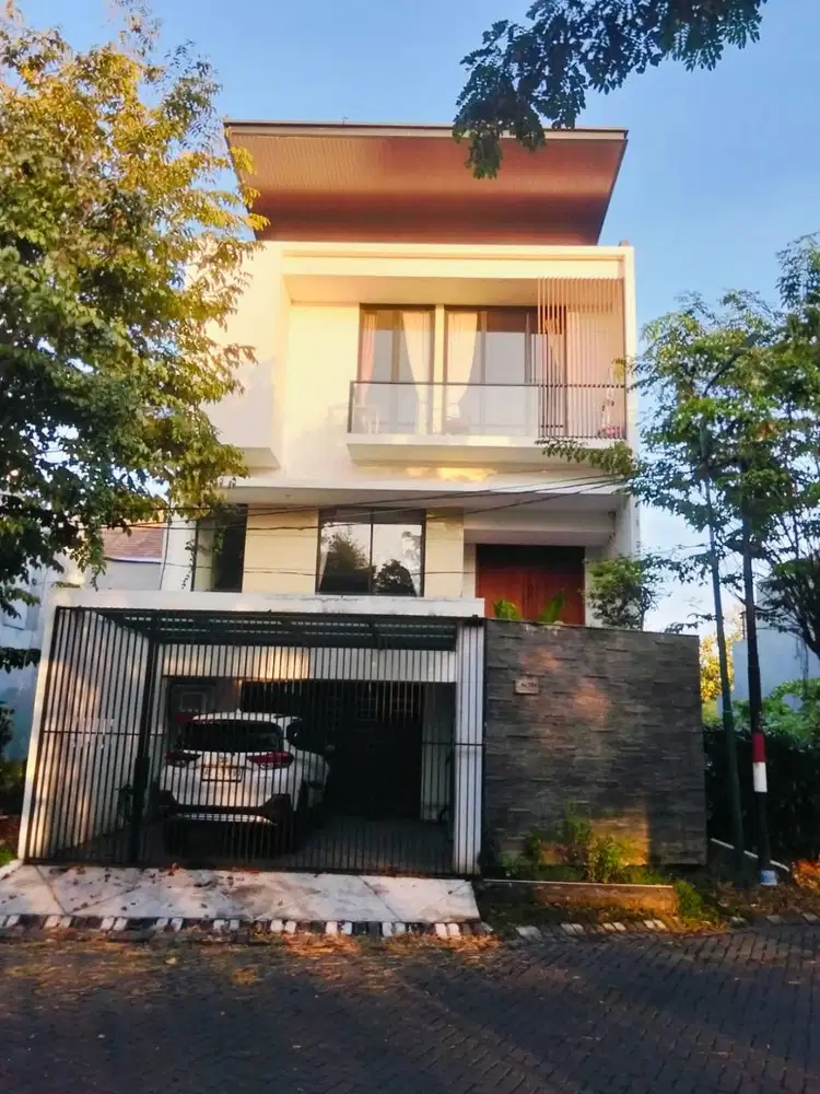 DIJUAL RUMAH PANTAI MENTARI SIAP HUNI 3 LANTAI LOKASI ISTIMEWA VIP
