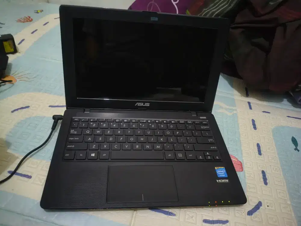 Laptop Asus x200m ultrabook 12 inch intel n2840 2/500 gb