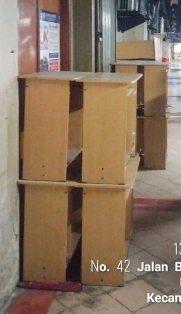 Meja komputer dijual borongan kondisi masih bagus. Bekas test center.