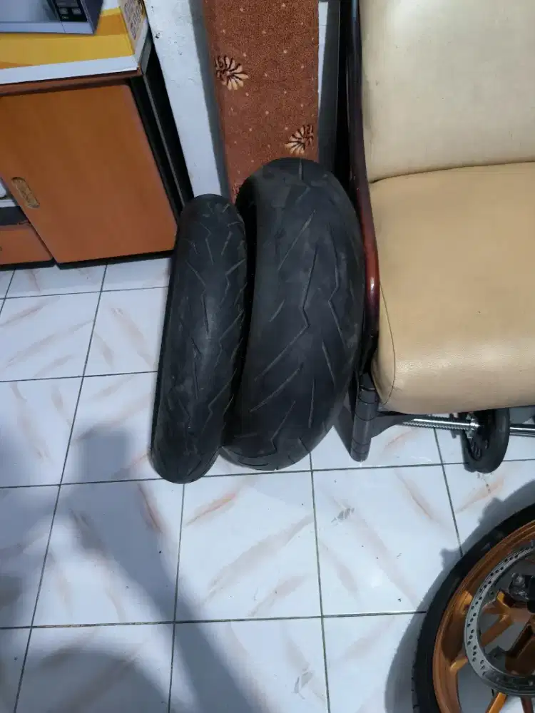Ban pirelli Diablo Rosso kondisi sangat bagus