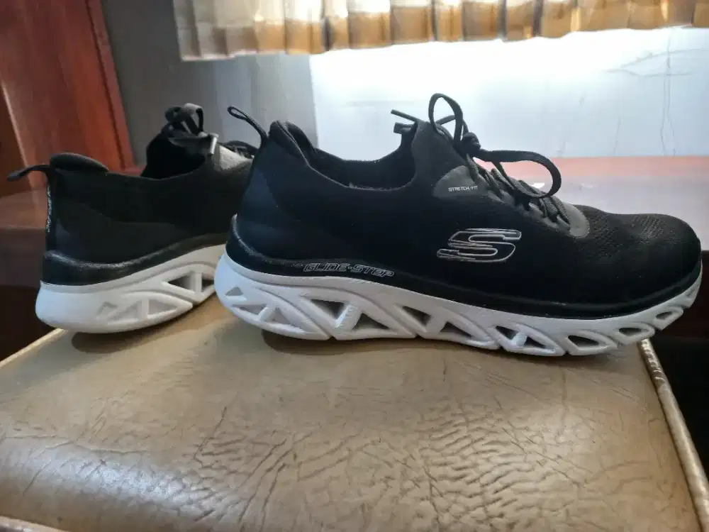 Sepatu skechers