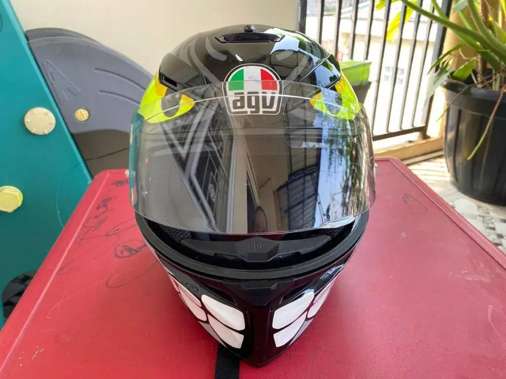 AGV K3 SV dengan grafik motif Angry Black, Double Visor