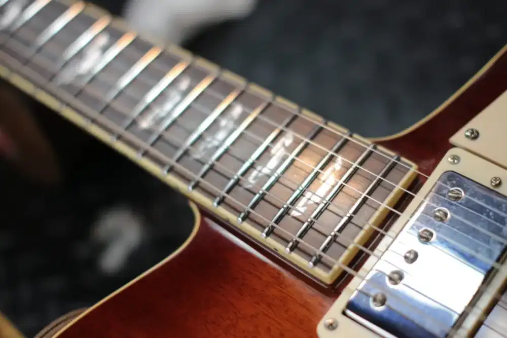 Gitar listrik Cetta Trunyan
