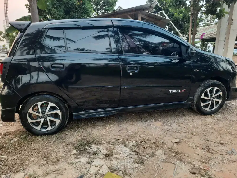 Mobil agya hitam