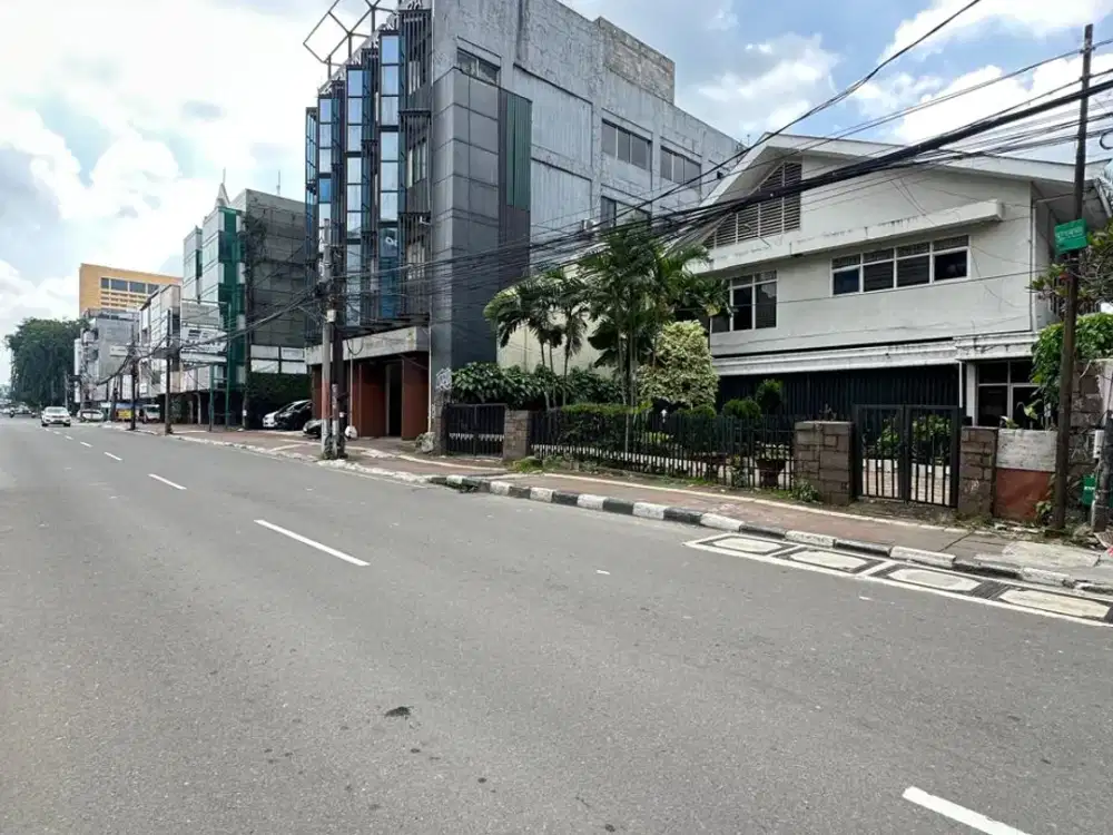 RUMAH ASRI HALAMAN LUAS 2 MUKA DI HASYIM ASHARI & PETOJO, JAKPUS - SHM