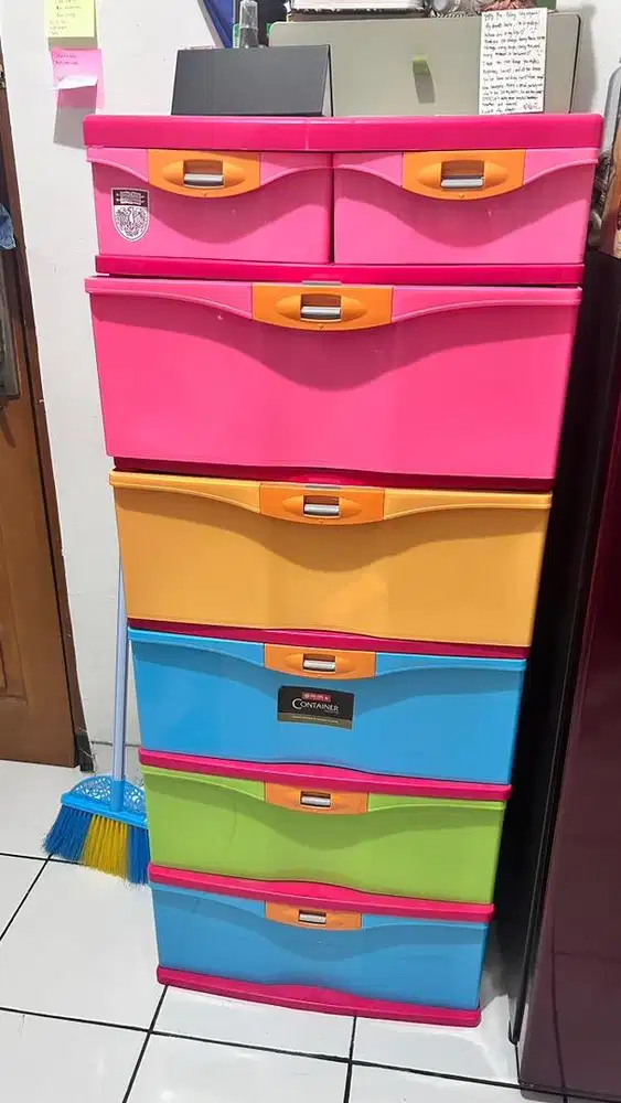 Lemari plastik warna warni