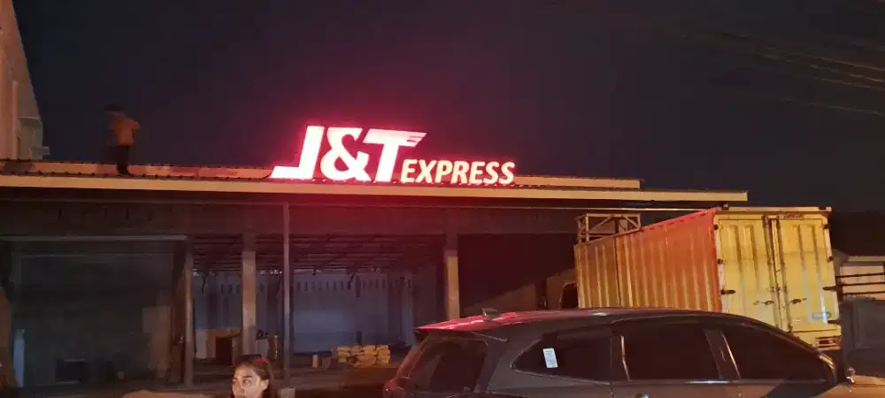 Neon box ,letter timbul fasad