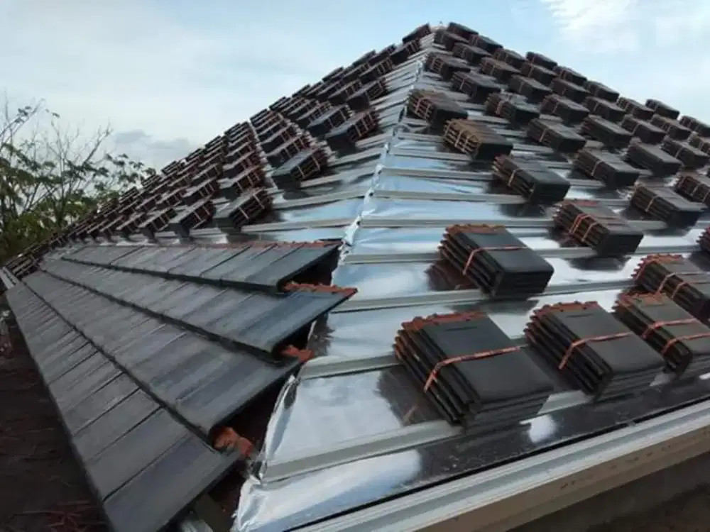 Renovasi atap lama ganti baja ringan & genteng keramik