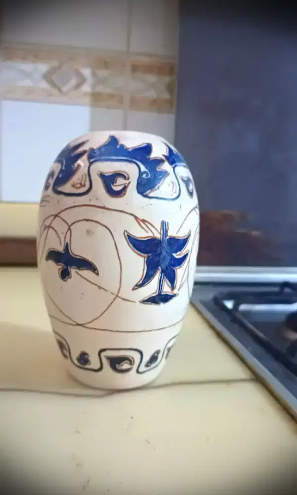 Vas Keramik Glasir Krem Gaya Sgraffito  Tinggi 17m