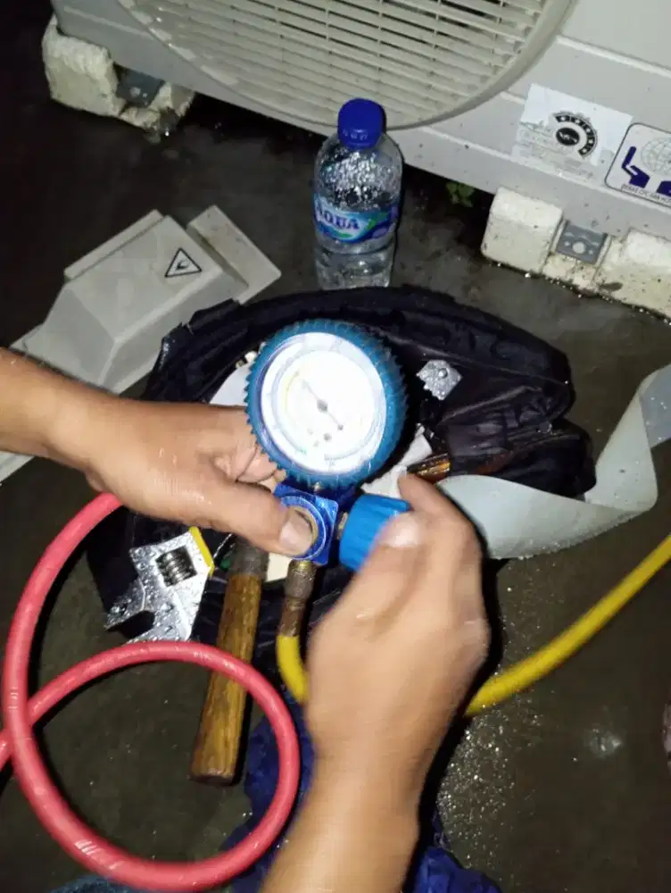 Terima servis AC, bongkar pasang AC, isi freon AC, cuci AC, dll