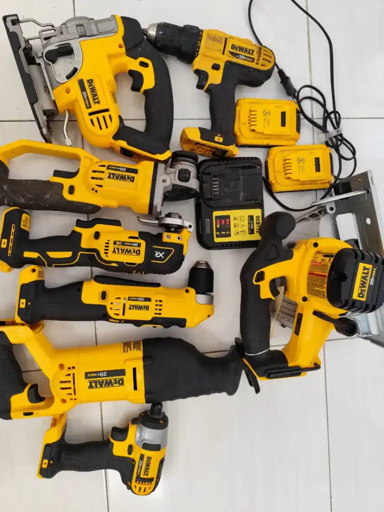 Jual 9 buah Peralatan dan Power Tools Dewalt plus tas