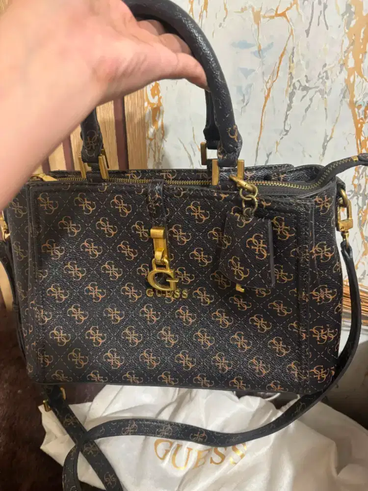 Preloved Tas Guess G James Logo Girlfriend Satchel ( Medium Bag )