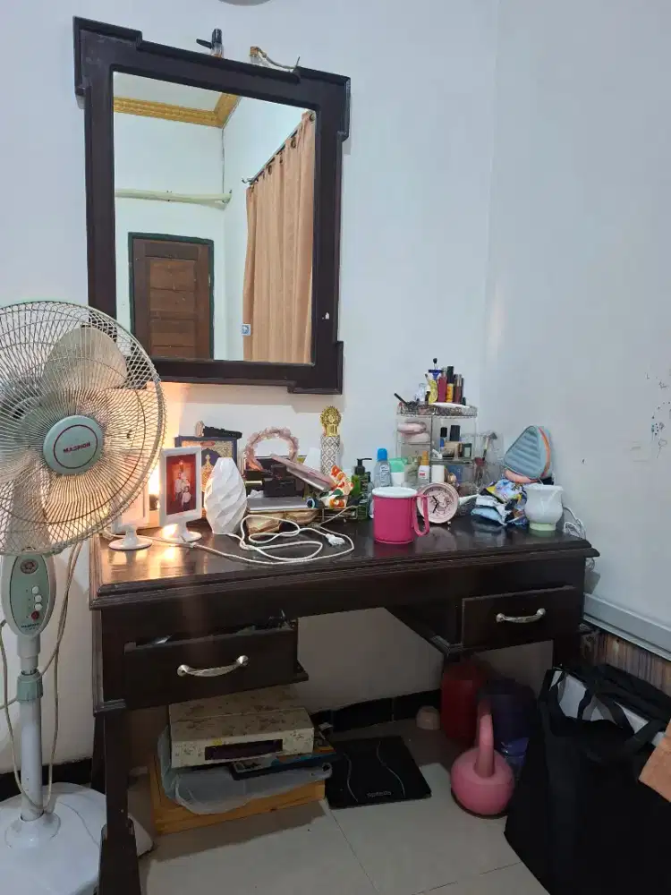 Meja rias dengan kaca bahan kayu jati