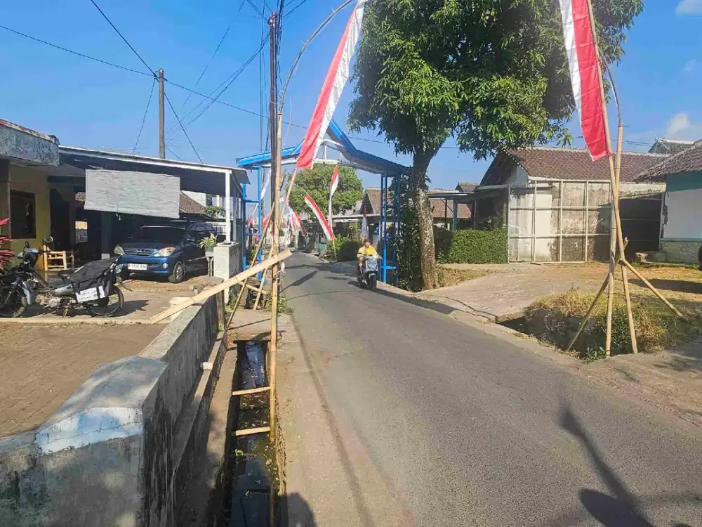 tanah murah padat penduduk lebar bagus, bagus buat investasi atau dikapling2kan atau dibuat perumahan, juga bagus buat berkebun investasi sudah shm