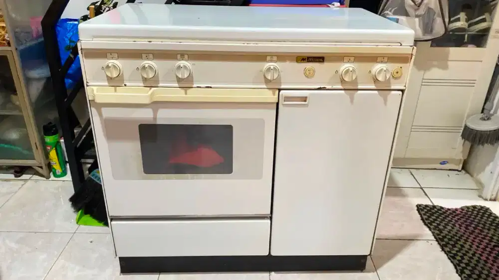 Kompor 4 tungku dan oven modena