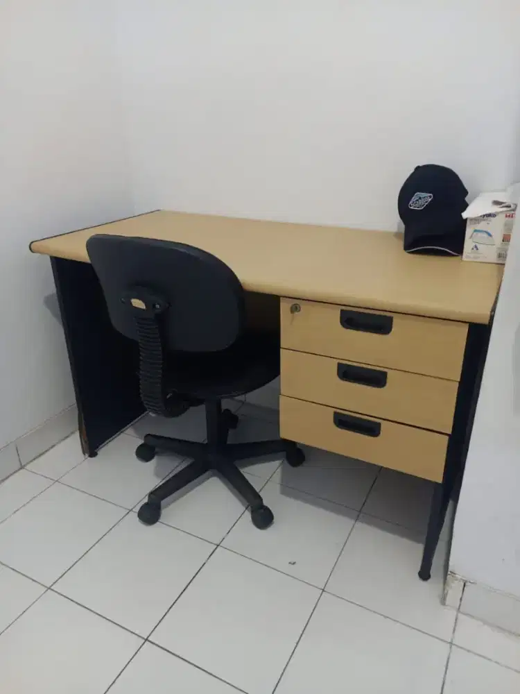 Kursi kantor dan meja