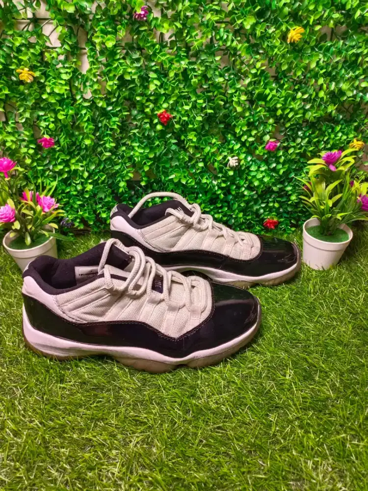 Nike Air Jordan 11 Retro Low Concord. [1]