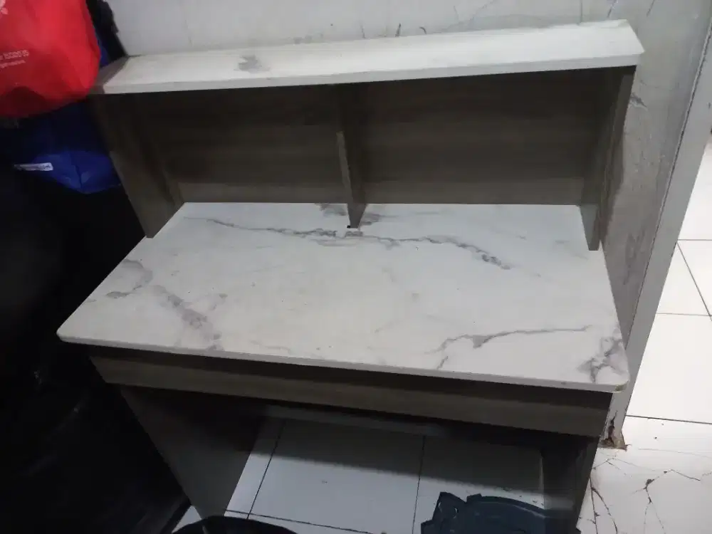 Meja kasir toko