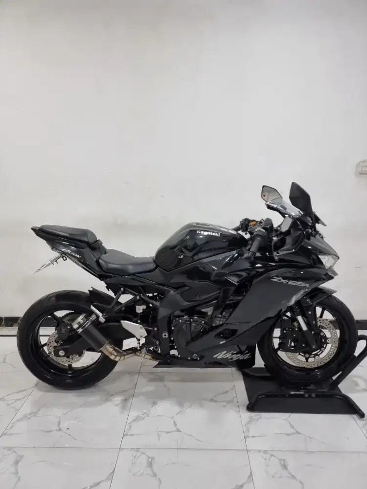 Kawasaki ZX25R Non ABS 2025 bln 8 KM 1 RB LIKE NEW Zx25 ZX 25 R