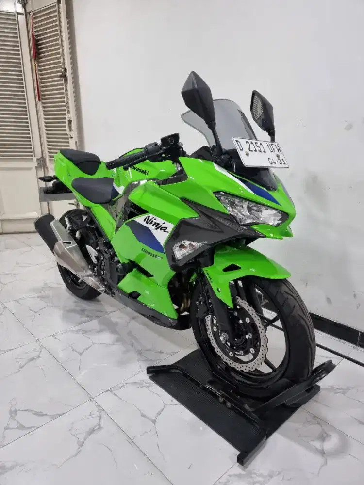 KM 100 perak Kawasaki Ninja 250 ABS Fi Keyless 2026 bln 4 KAYAK BARU