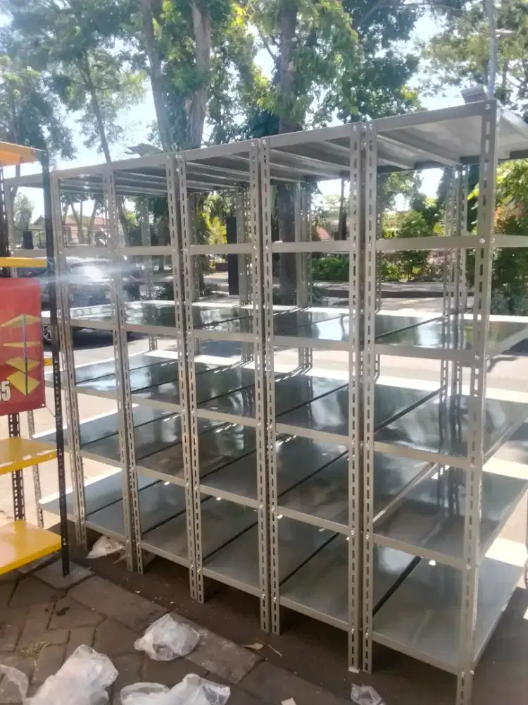Rak besi siku lubang ramping